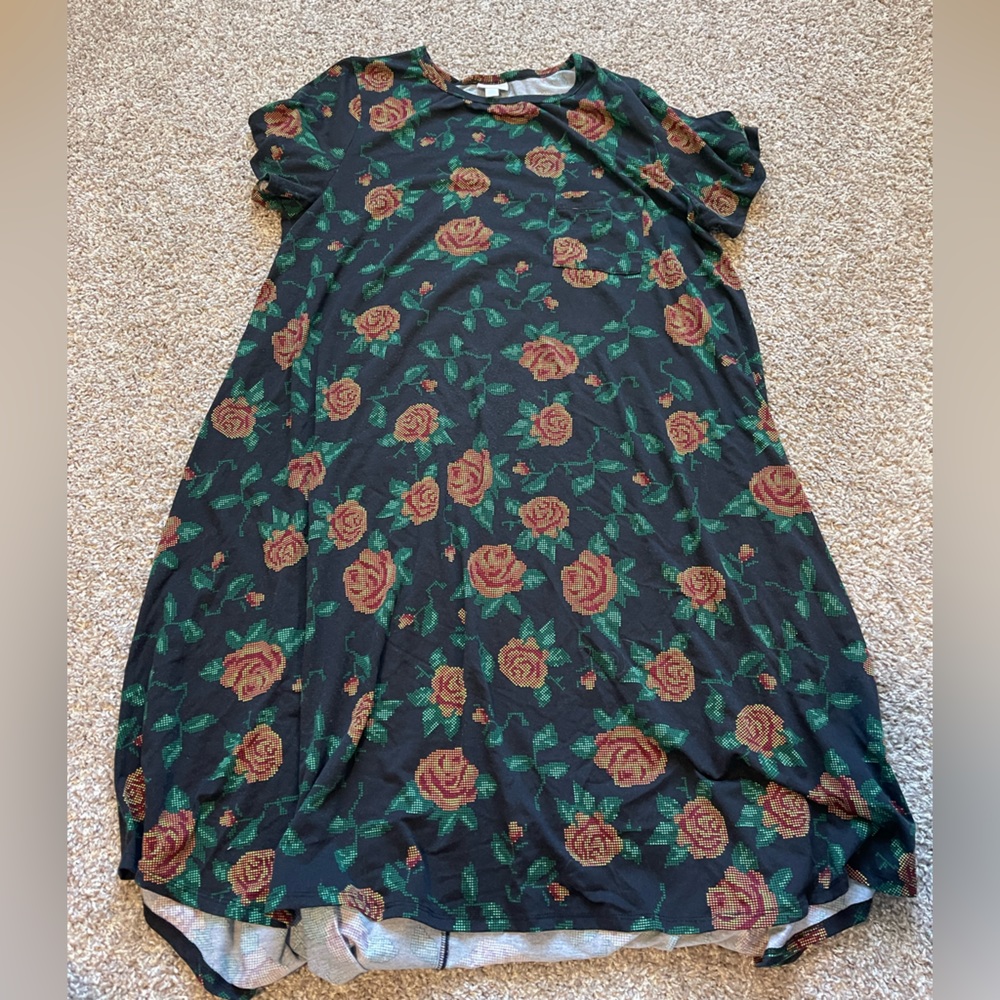 Lularoe tshirt dress in size 2XL black with floral design.